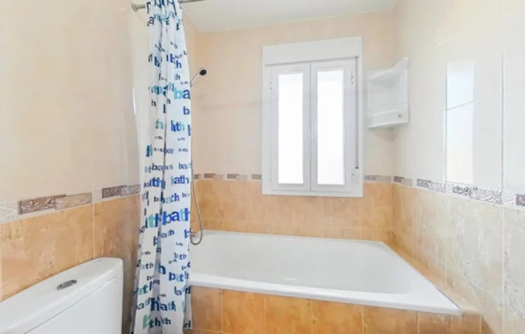 Tres cuartos de baño